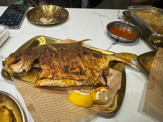 燒䱽魚大大條，肉質結實，外皮脆口，點少少醬油好鮮甜，少骨超方便。