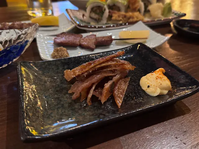 這道燒味魚乾好Juicy😋夠入味，不會乾，咬下去非常容易，還配有美乃滋可以沾，讓人欲罷不能！🤤