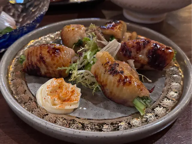 這道雞翼已經去骨，咬下去滿滿的明太子醬，讓人感到十分滿足！🥹 外皮燒至金黃色，搭配雞翼尖，口感真的是絕佳！😍