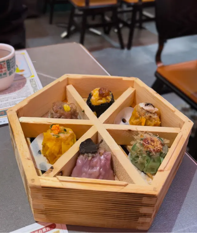 分別有黑胡椒蟹燒賣、蜆蚧魚肉燒賣、十年陳皮牛肉燒賣、冬蔭功泰辣燒賣、黑松露珍香燒賣、香辣雞軟骨燒賣,各有特色,個人比較鍾意冬蔭功泰辣燒賣同黑胡椒蟹燒賣🤣