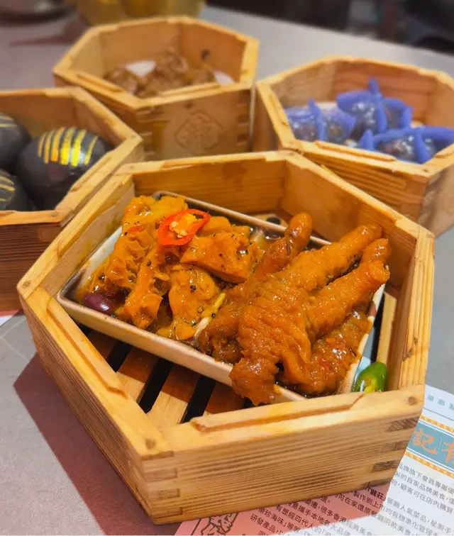 鳳爪滑嫩,金錢肚有嚼勁,搭配黑椒的香辣,讓人食指大動!