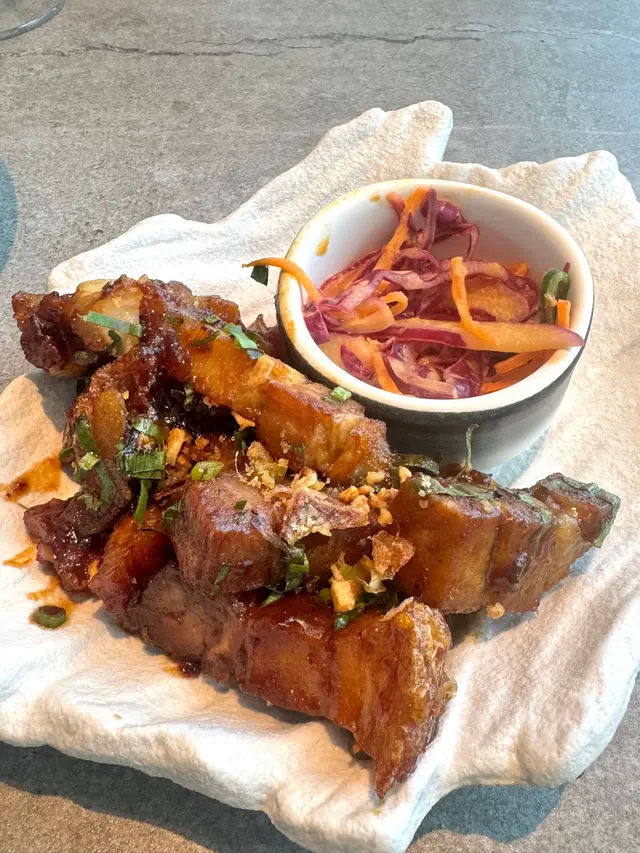 脆皮豬腩肉配香茅椰菜沙律及羅望子醬