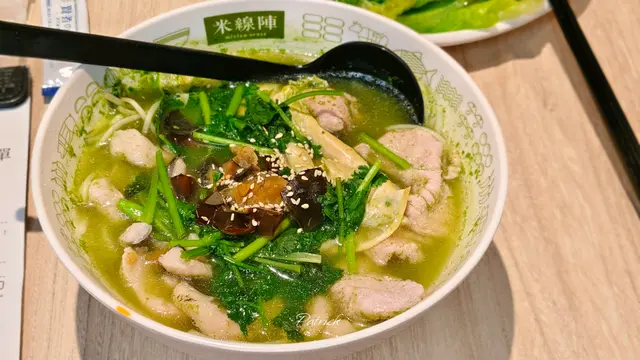 芫茜魚片肉片米線