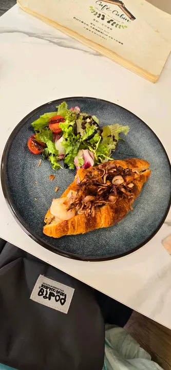 干葱虾牛角包拌沙律