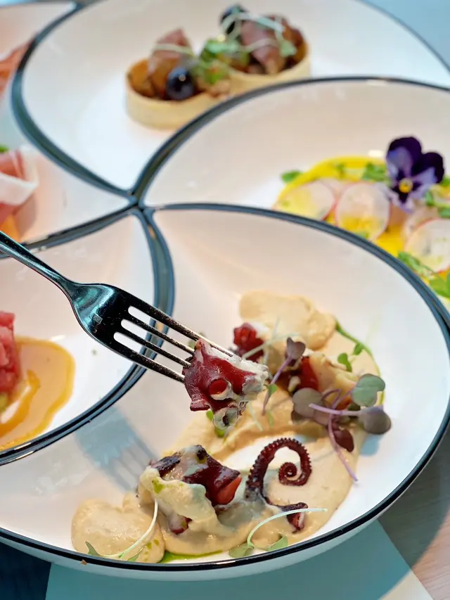 烤八爪魚配鷹嘴豆蓉、辣麵包糠