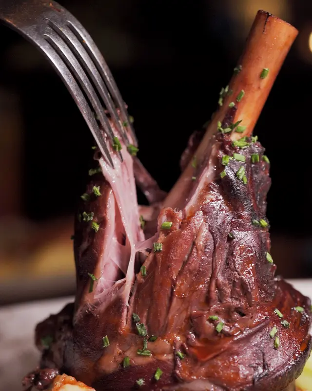 𝘙𝘦𝘥 𝘞𝘪𝘯𝘦 𝘉𝘳𝘢𝘪𝘴𝘦𝘥 𝘕𝘡 𝘓𝘢𝘮𝘣 𝘚𝘩𝘢𝘯𝘬