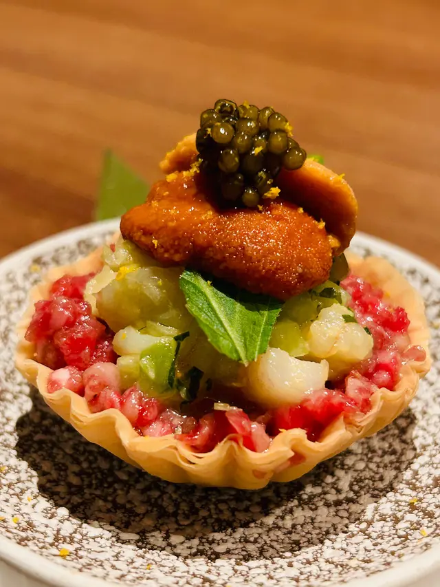 日籍厨師特制「饀料」混和蘋果、蝦、青瓜、芥辣、洋蔥和蒜蓉。撻底層是沙律菜、一層生牛肉、一層饀料、一大片海膽,再加上魚子醬;這件和牛海膽撻,層次分明,顏值爆燈,怎捨得把它吃掉😅 能感受得到厨師的心思和創意🥰