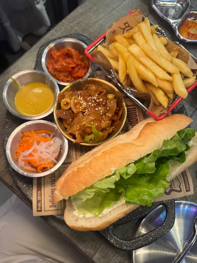 辣味豬腩片法包套餐