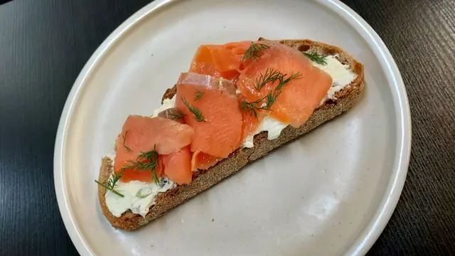 雙葱忌廉芝士煙三文魚配酸種麵包