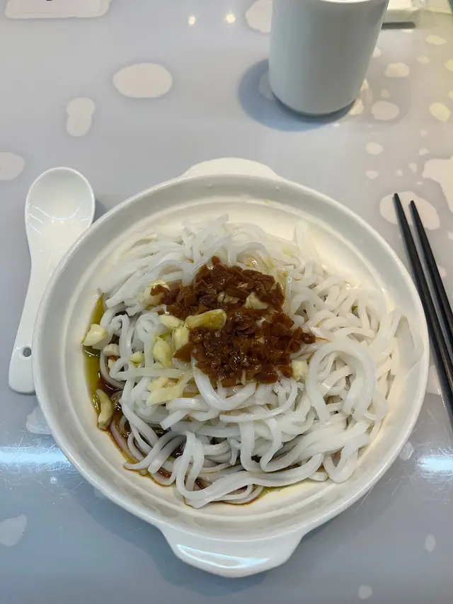食材簡單,但味道不簡單,個人最喜歡菜式,生蒜+熟蒜+橄欖油+豉油,竟然撈出住家菜式味道,當然個粉夠爽身,先掛到啲汁
