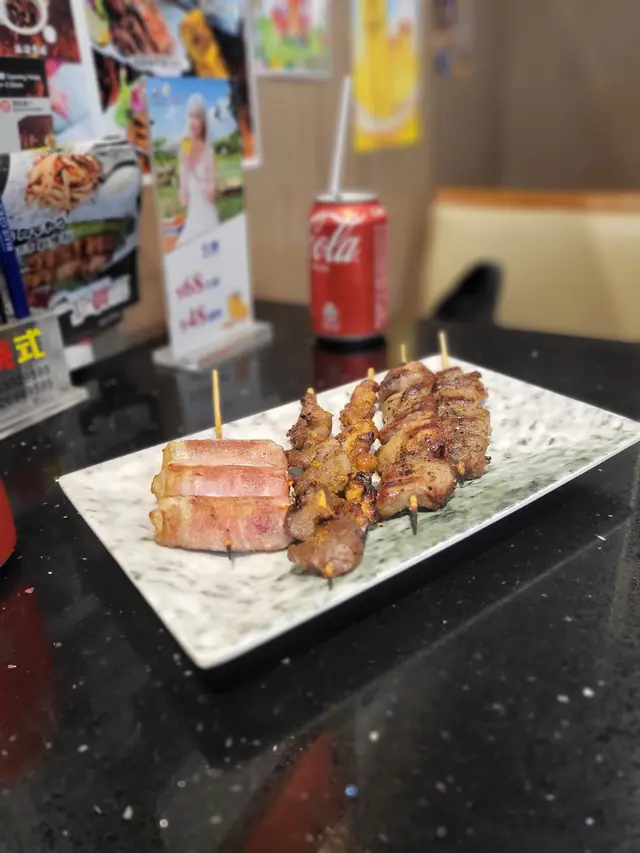 右起: 安格斯牛肋串、監燒牛舌芯、雞軟骨、雞腎串、煙肉露筍卷,肉質鮮嫰,尤其是牛舌芯,沒有一般的鞋口,口感爽滑,味道一流。