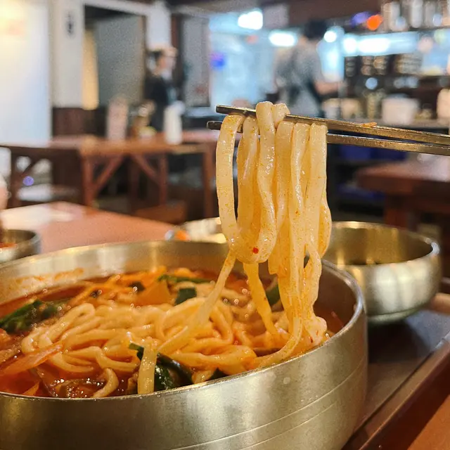 東海海鮮辣湯麵