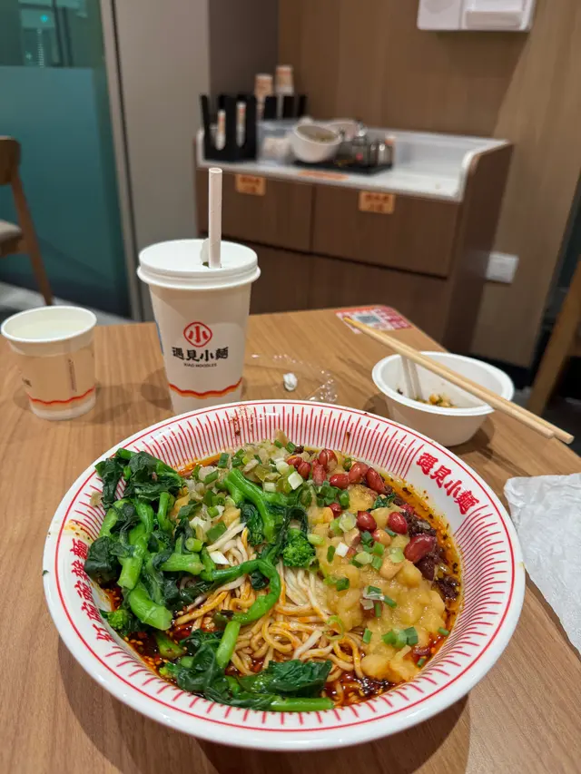 比較污糟，員工只在談話。部分職員在用餐區坐下。他們是在工作，還是已經下班來不及更換衣服🥲？用手機訂餐，來了飲品，但10分鐘未見碗面？晚上已經沒有客人，為何要等候多時？