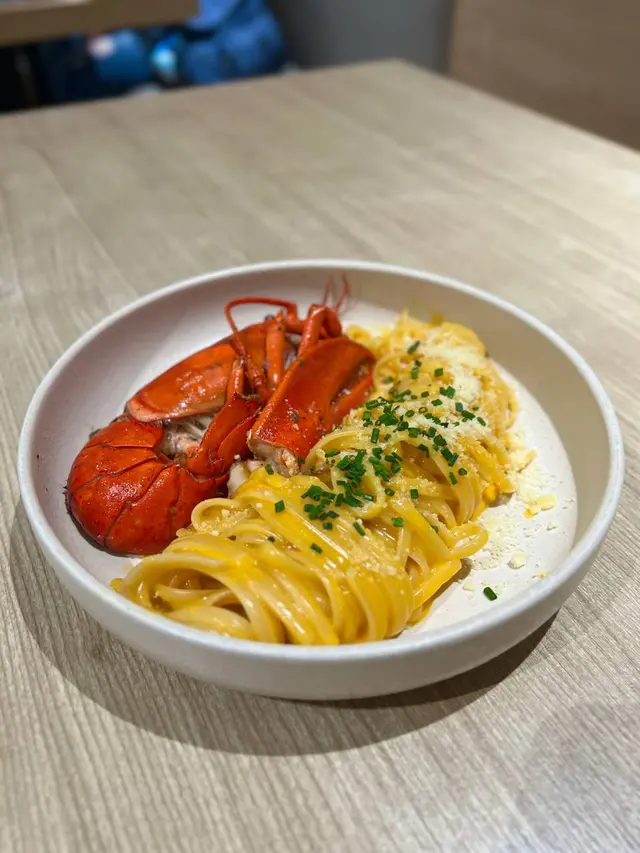 焗加拿大龍蝦配芝士扁意粉