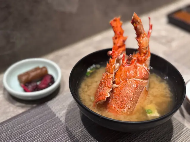 ロブスター Lobster 🦞
這道活龍蝦真的是讓人驚艷!拆好殼後煎至金黃,淋上香濃的蝦膏醬汁端上桌,每一口都能感受到龍蝦肉的鮮嫩!🤤
鮮味十足,根本無需額外再點醬汁,龍蝦肉的自然味道已經讓人陶醉!
另外,這次還有龍蝦版的味噌湯,第一次喝到!😍
湯是用龍蝦殼熬製而成,濃厚的湯底搭配香滑的豆腐,味道互相襯托,完全不會過鹹,真是太完美了!🍲✨