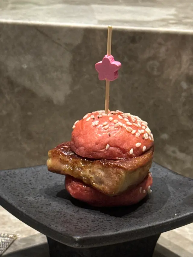 ✨ 鵝肝 $88
フォアグラ Foie Gras
這道鵝肝真的是奢華的享受!夾著肥美的鵝肝🤤,配上可愛造型的漢堡包,完美中和油膩感。
賣相精緻,鵝肝外皮煎得剛好,咬下去瞬間入口即溶,陣陣甘香撲鼻而來!內裡僅僅熟,簡直就是人生中的一大享受!😍✨