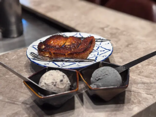 這道甜品超有驚喜!😍 一定要食
塗上牛油、撒上白砂糖,香氣撲鼻而來!🤤
燒至焦糖脆皮金黃酥脆,外酥內軟,絕對讓人欲罷不能!🍞✨