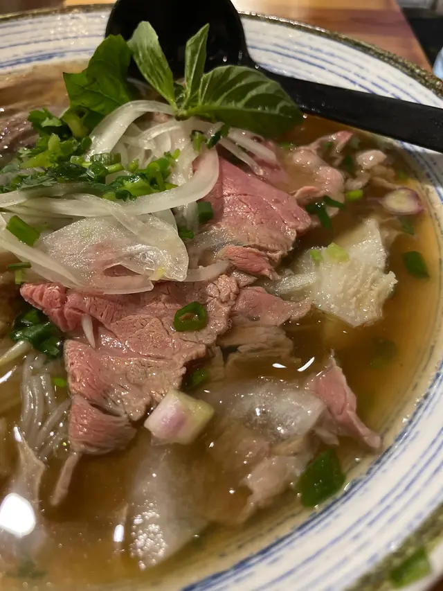 每樣配料坐底有兩件，生牛肉大片。