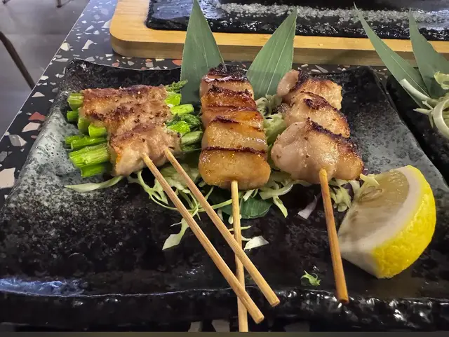 這款串燒的口感柔軟，配上清甜的荔枝，入口非常清爽！甜美的荔枝與黑豚肉搭配得極好，咬下去滿滿的豚香再爆出荔枝汁，簡直是味蕾的享受！💖
