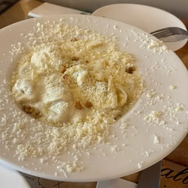 菠菜軟芝士意大利小雲吞配藍芝士核桃醬