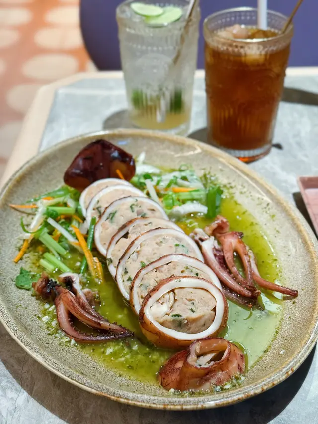 香草青檸汁蒸原隻釀魷魚