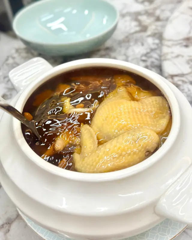 黑蒜松茸燉雞湯