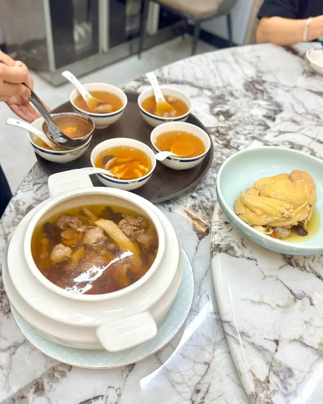 黑蒜松茸燉雞湯