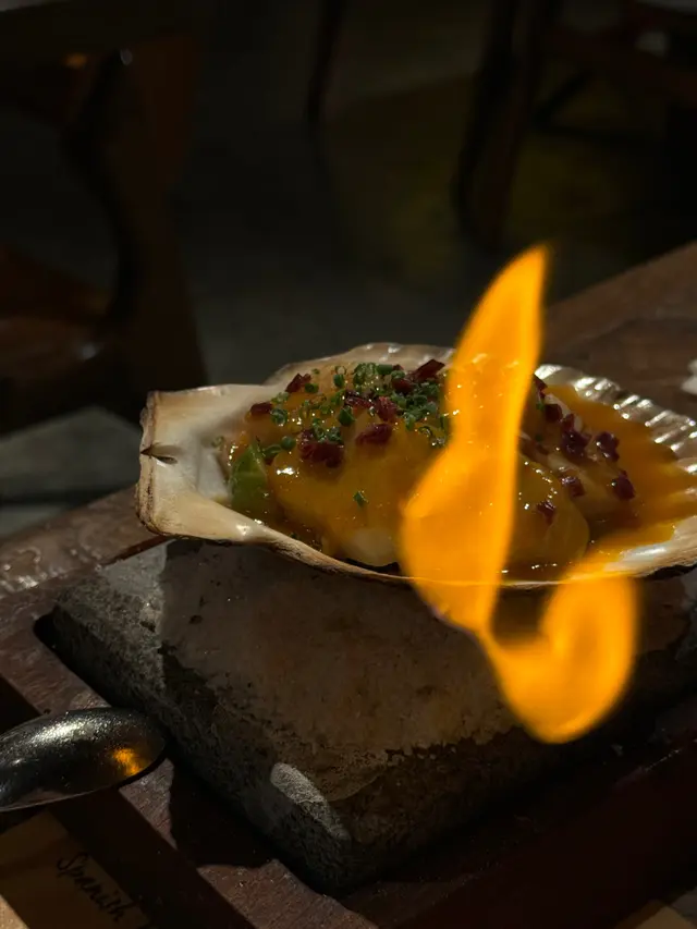 火焰燒帶子配伊比利亞火腿、小野菜及龍蝦汁 