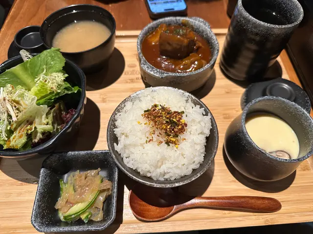 紅酒汁煮牛舌定食