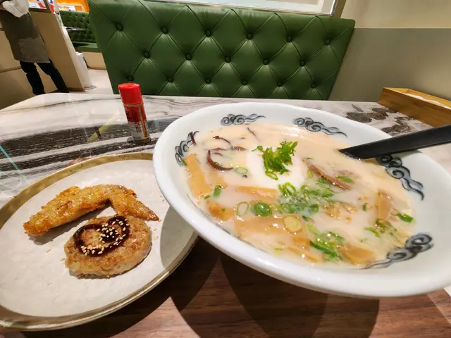 日式叉燒雞白湯拉麵 配 雞肉漢堡及芝麻雞翼