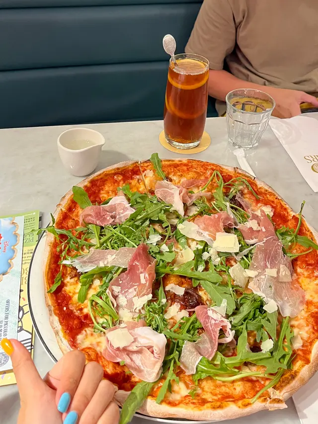新城市的 Pizza Express 是帶小朋友黎的理想選擇。兒童餐美味,此外,孩子們可以享受貼紙遊戲,讓媽媽們有更多時間放鬆,解放雙手。
目前餐廳推出特別餐牌,半價優惠,菜品依然保持高品質,令人滿意。值得一提的是,檸檬茶可無限添飲,讓飲品愛好者大快朵頤。
不過,建議在星期一至四前來用餐,這樣可以享受到更舒適的用餐環境和優質的客戶服務。相對而言,周末和公眾假期人流量較大,可能會影響用餐體驗。總體而言,新城市的 Pizza Express 是個適合家庭的好地方,值得一試!
