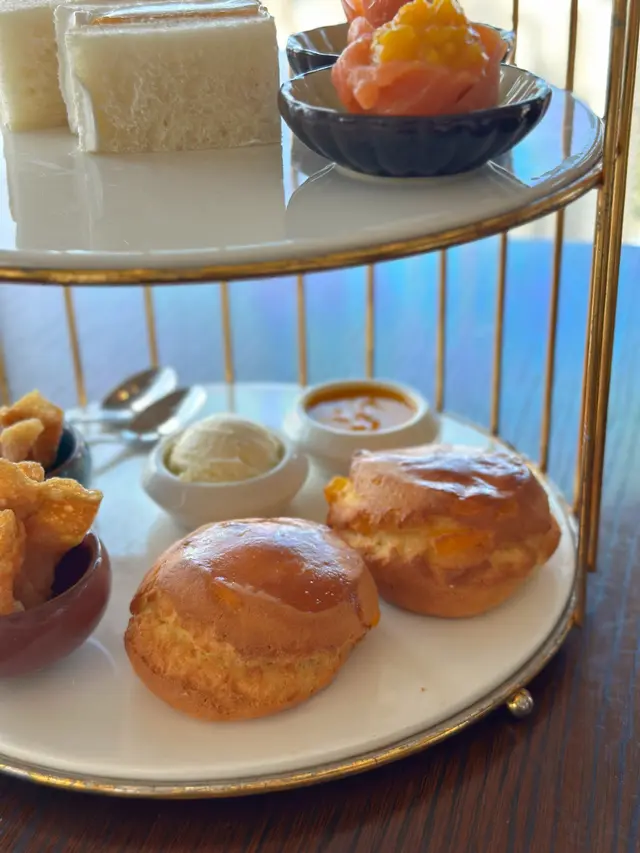 芒果乾果英式鬆餅配芒果果醬及濃縮奶油