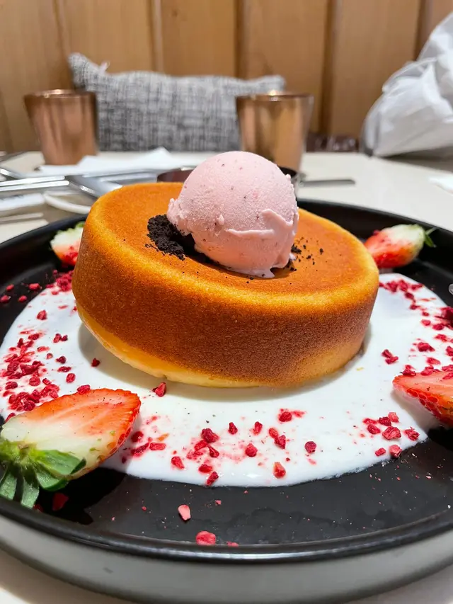 士多啤梨乳酪焗厚鬆餅