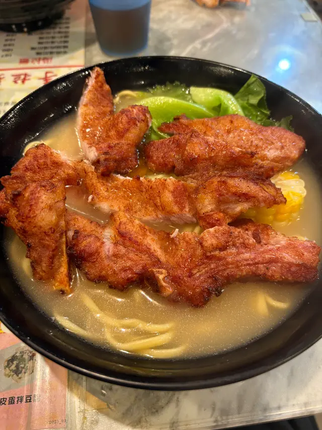 麵好食，湯都好甜，最欣賞係有幾條生菜，但個豬扒太咸，唔掂，食完好渴