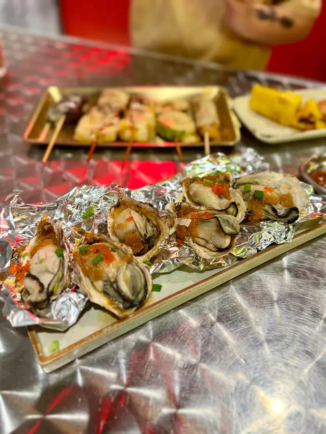 充滿懷舊港式風情
經典流行曲無限loop住嘆美食🤤

串燒點咗
維他奶芝士 免治雞肉條
維他奶芝士 翠玉瓜
維他奶芝士 獅子狗
維他奶芝士 豆卜
維他奶芝士 小甜薯
維他奶芝士 芝士年糕

🦪蒜蓉燒蠔
蠔肉鮮嫩，配上香濃的蒜蓉，口感非常美味。

🍜唔L同沙嗲牛肉麵
呢度嘅沙嗲牛肉麵超香，而且份量好多👍🏻

🍞 腐乳多士
多士外脆內軟，香濃嘅腐乳塗抹係香脆多士上面

🍚和牛炒飯
炒飯有鑊氣之餘，炒飯炒至粒粒分明👍🏻

維他奶奶凍甜品🧊
紅豆冰同芝麻冰必試