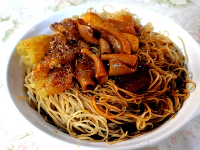 大辣魚蛋、豬皮、魷魚幼麵