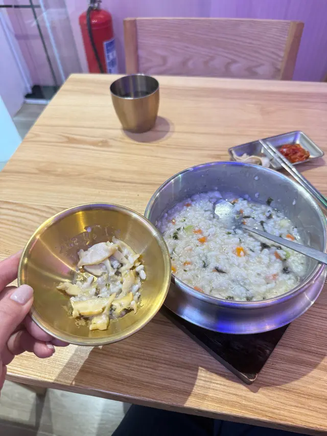 唔熱嘅粥，少得可憐嘅超薄片鮑魚粥