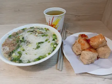 酸辣肉碎汤粉配甜酸炸豆卜🤤好抵食