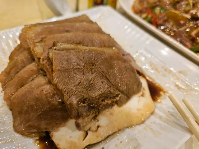 鹵水很香😃鵝肉不老但是也不算嫩滑，反而鵝片底下嘅豆腐超滑超好味😁

