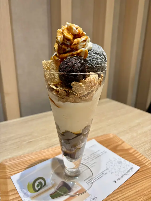 黑芝麻蕨餅芭菲