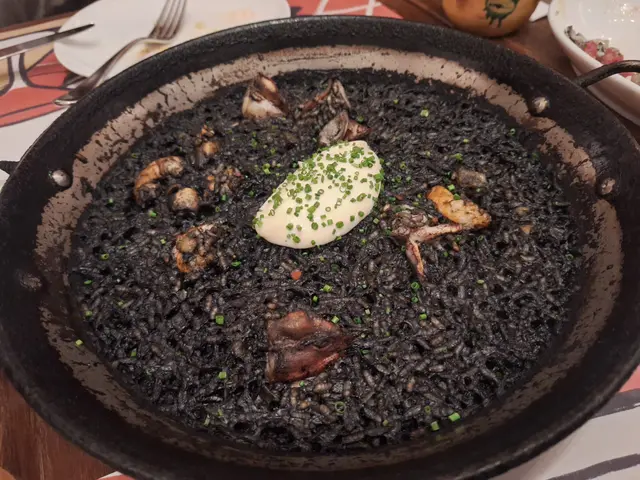Black seafood paella