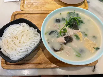芫荽皮蛋豆腐肉片汤 米线