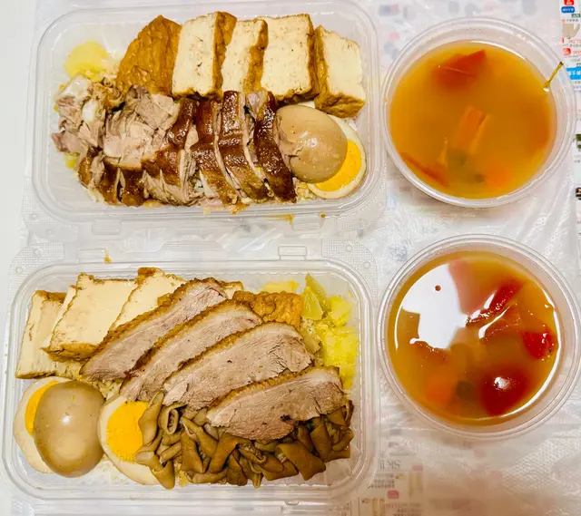 滷水鵝肉飯，滷水鵝腸飯加鵝片，滷水豆腐，滷水蛋。