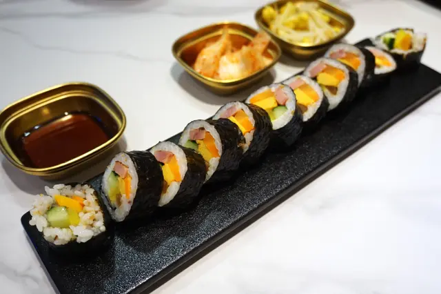 傳統雜錦紫菜包飯