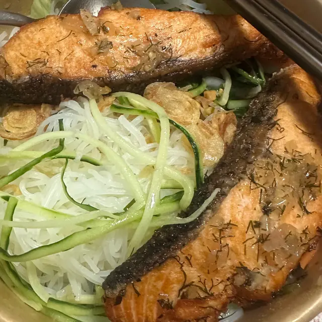 不是烤三文魚😓  是炸三文魚就炸三文魚  好乾好難食