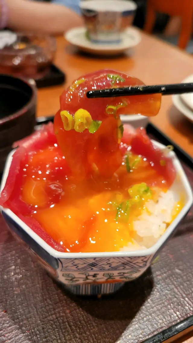 赤身配醬油玉子丼