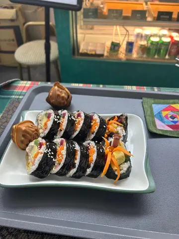 Kimchi  tuna  kimbap  with  walnut  cake