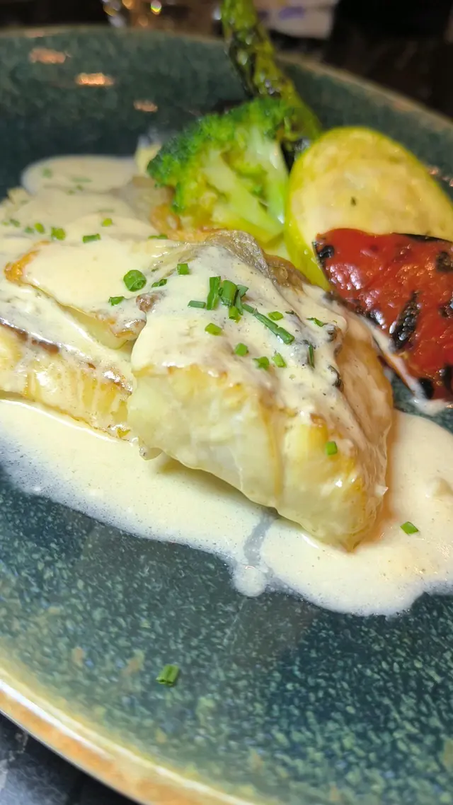 焗法國鱸魚伴蜆肉忌廉汁