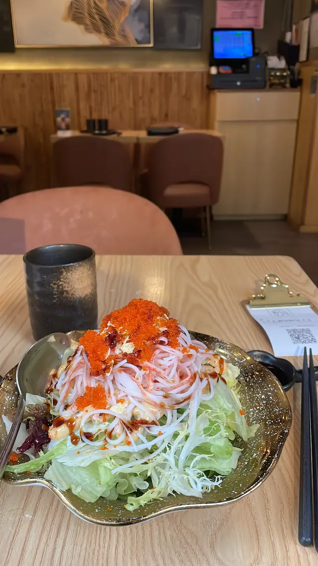 你以為個名叫龍捲風沙律，收得$98，餐牌沙律位放第三個，頭一二個係豆腐沙律同柚子蝦沙律，放第三個喎！以為配合返佢哋平時嘅名菜可能都會有d 特別野，上到黎原來係 蟹柳蟹籽生菜？？完全o左

叫個魚生飯都係$88 set lunch，你$98 加一，比碟最cheap生菜同蟹柳我，連羅馬生菜都冇…. 跟住最興係出門口見到餐加$28就已經有￼「蟹柳沙律」……龍捲風如何龍捲風？￼￼

我同個侍應講反映比老闆知，等左陣出門口都冇反應，咁唯有寫係OpenRice比人知