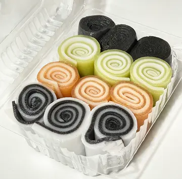 4 色卷 (芝麻卷、芝麻椰汁卷、斑兰椰汁卷和山楂椰汁卷)